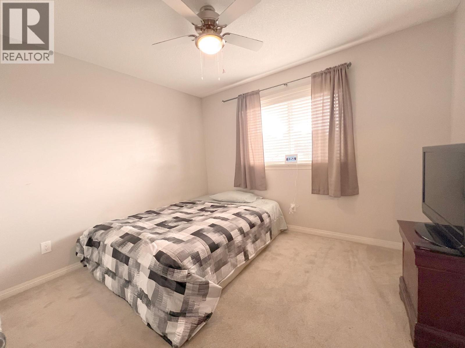 1945 Grasslands Boulevard Unit# 2, Kamloops, BC - Indoor Photo Showing Bedroom