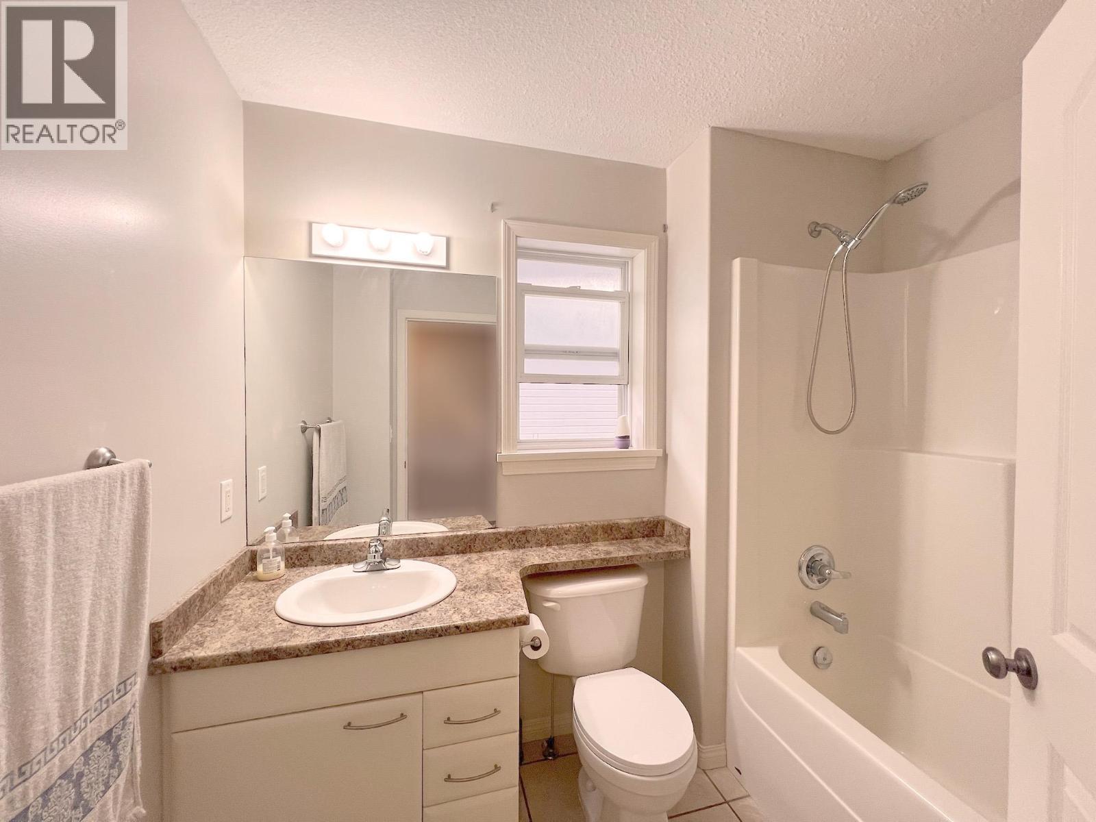 1945 Grasslands Boulevard Unit# 2, Kamloops, BC - Indoor Photo Showing Bathroom