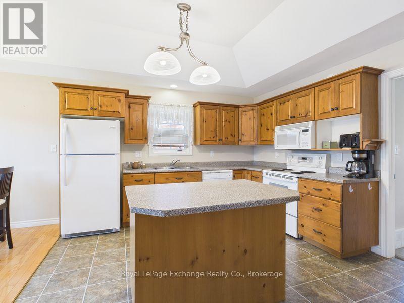 Upper - 378 Duncan Place, Kincardine, ON - Indoor Photo Showing Kitchen With Double Sink