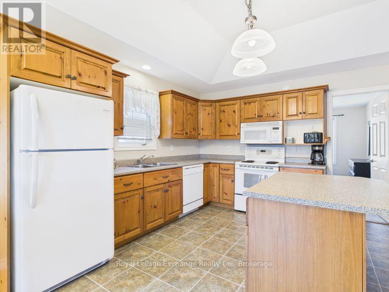 Upper - 378 Duncan Place, Kincardine, ON - Indoor Photo Showing Kitchen With Double Sink