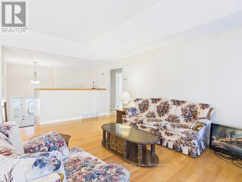 Upper - 378 Duncan Place, Kincardine, ON - Indoor Photo Showing Living Room