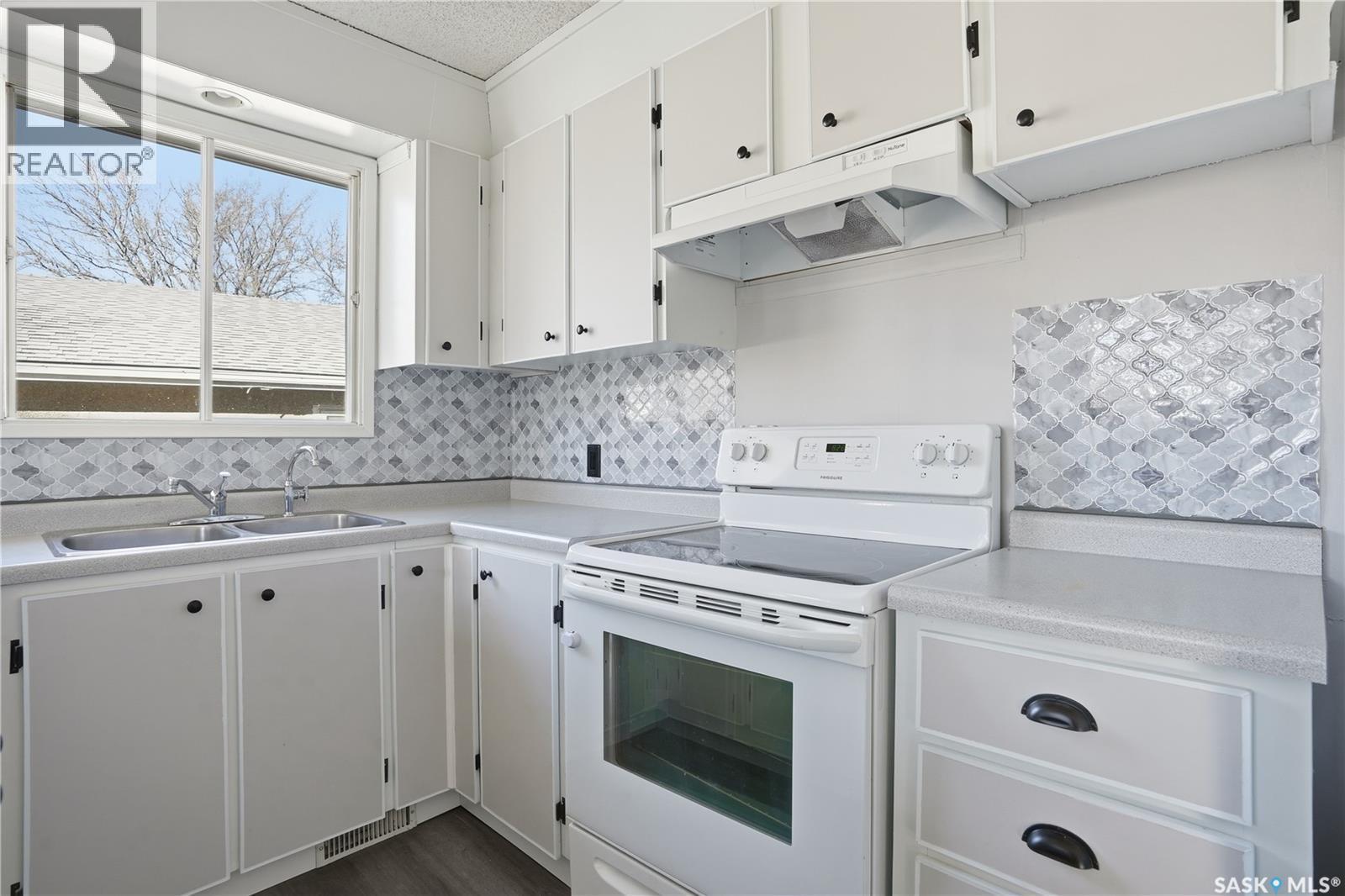 27 Brockelbank Crescent, Regina, SK - Indoor Photo Showing Kitchen With Double Sink