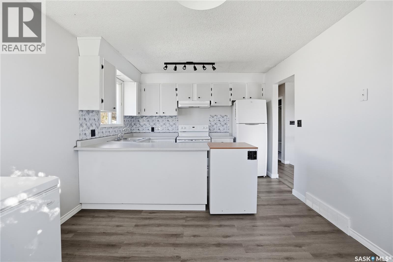 27 Brockelbank Crescent, Regina, SK - Indoor Photo Showing Kitchen