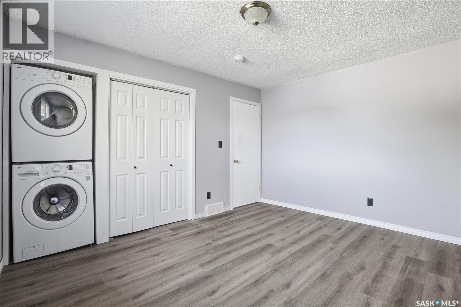 27 Brockelbank Crescent, Regina, SK - Indoor Photo Showing Laundry Room