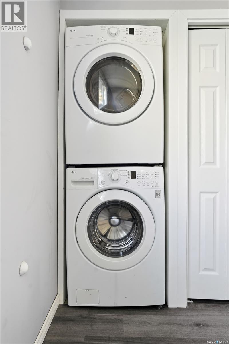 27 Brockelbank Crescent, Regina, SK - Indoor Photo Showing Laundry Room