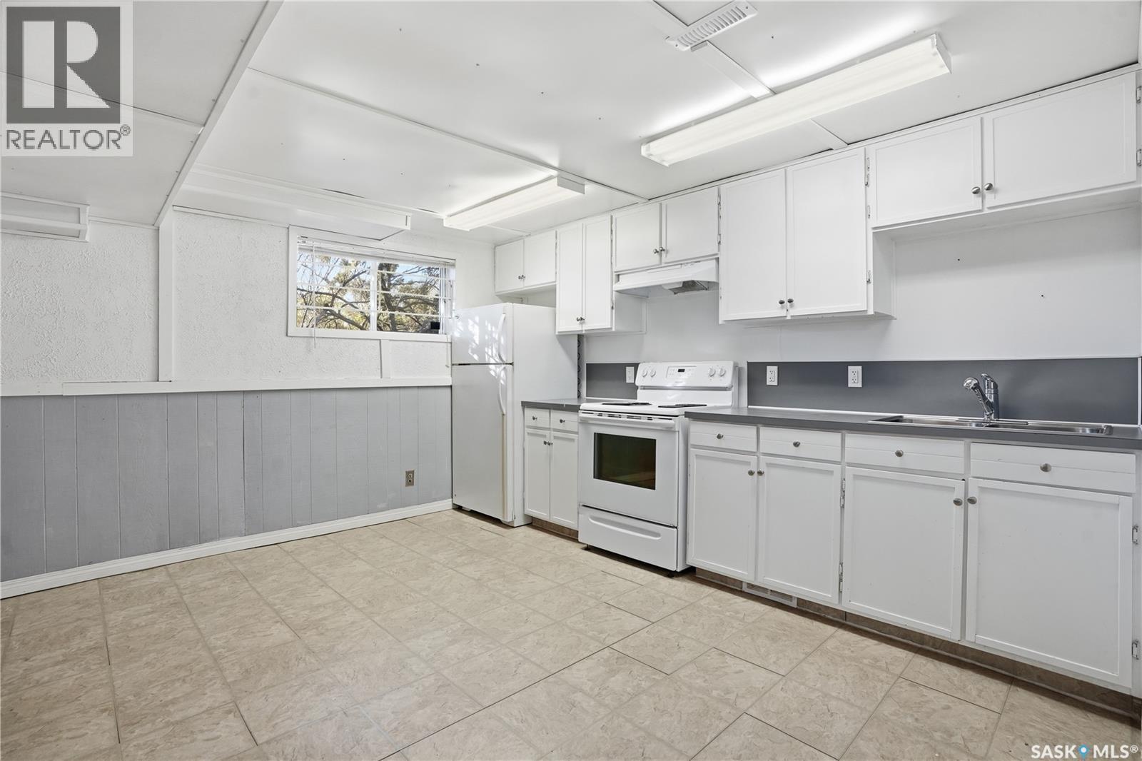 27 Brockelbank Crescent, Regina, SK - Indoor Photo Showing Kitchen