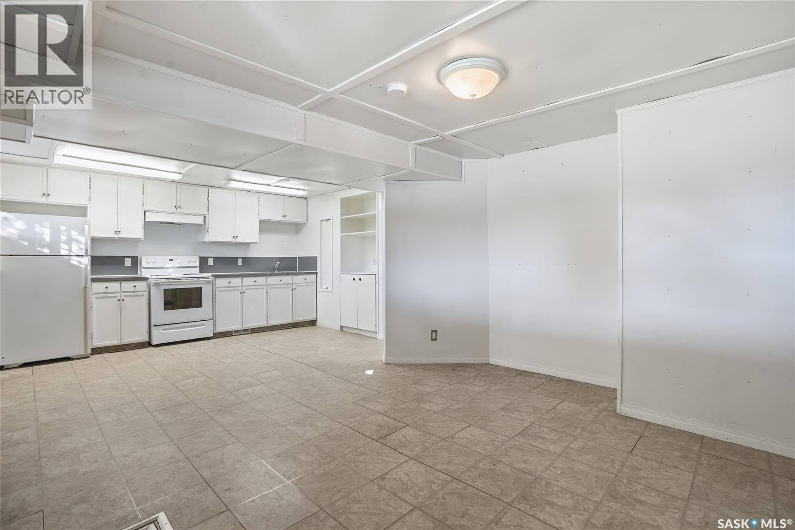 27 Brockelbank Crescent, Regina, SK - Indoor Photo Showing Kitchen