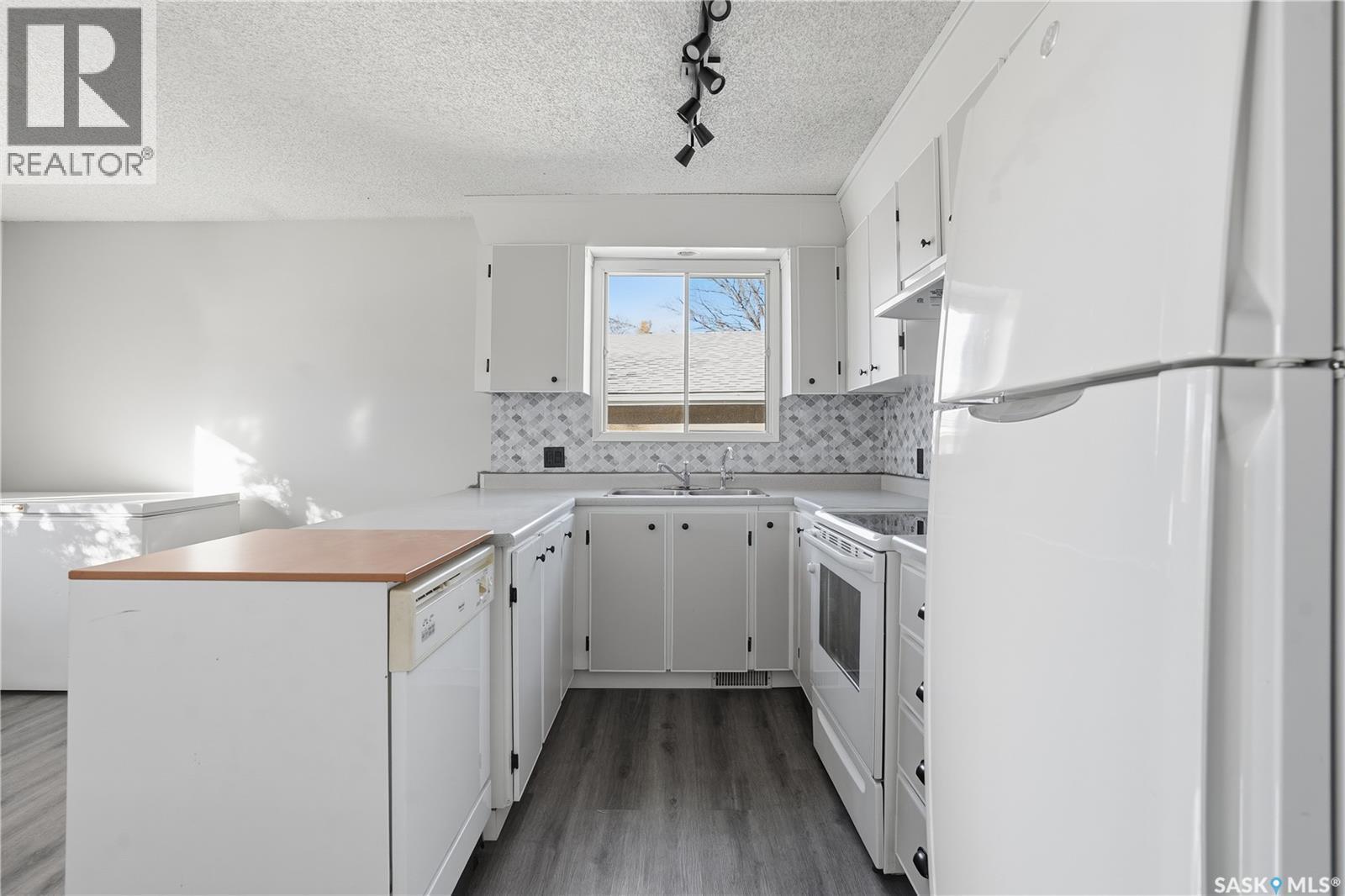 27 Brockelbank Crescent, Regina, SK - Indoor Photo Showing Kitchen