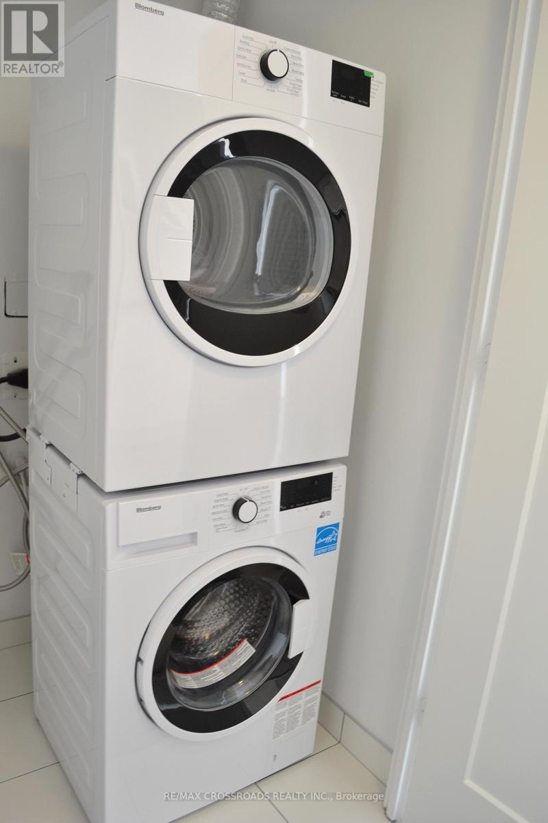 303 - 1 Belsize Drive, Toronto, ON - Indoor Photo Showing Laundry Room