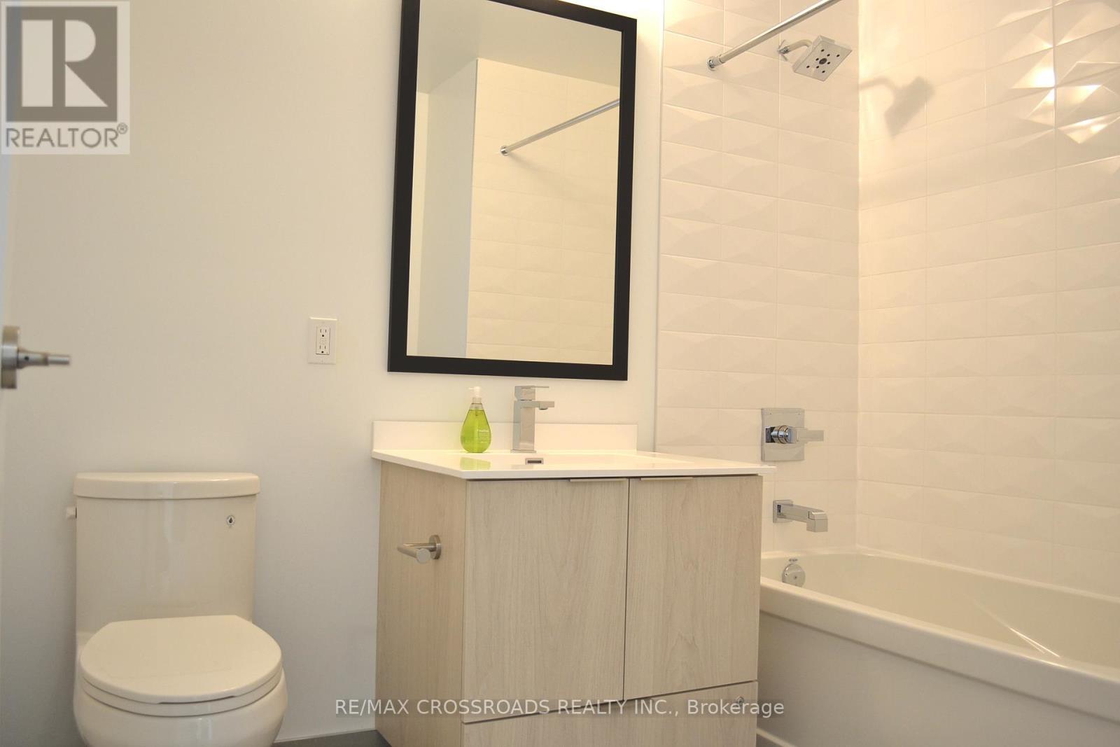 303 - 1 Belsize Drive, Toronto, ON - Indoor Photo Showing Bathroom