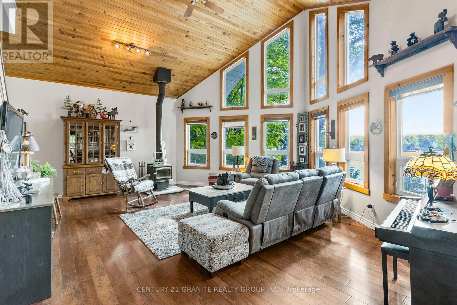 1140 Regal Trail, Highlands East (Cardiff Ward), ON - Indoor Photo Showing Living Room