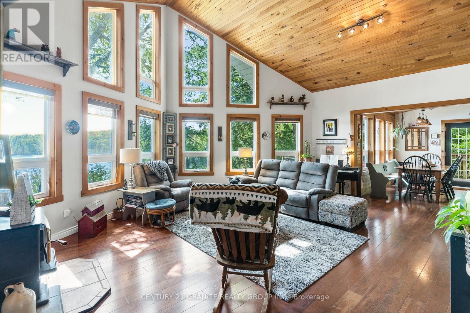 1140 Regal Trail, Highlands East (Cardiff Ward), ON - Indoor Photo Showing Living Room