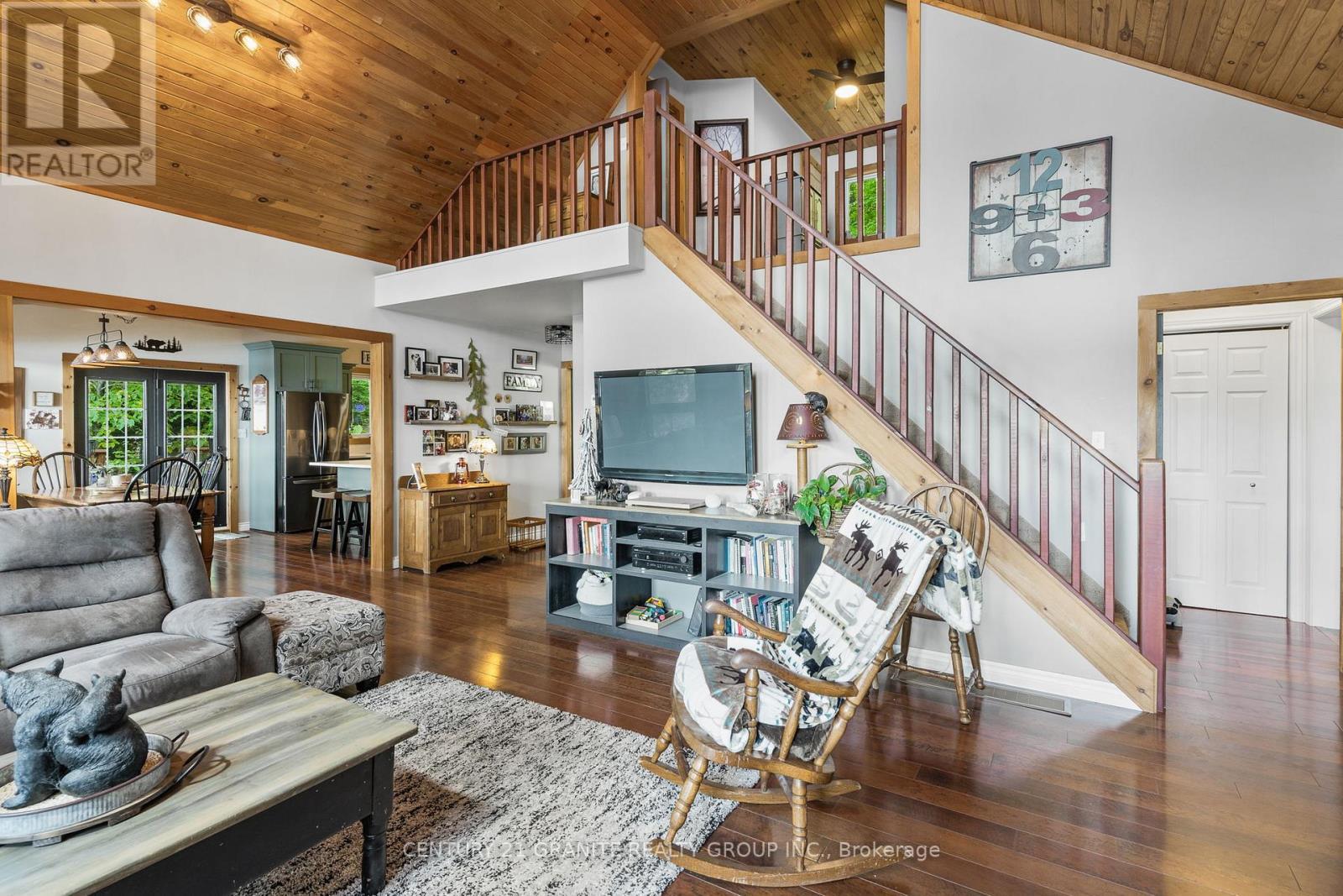 1140 Regal Trail, Highlands East (Cardiff Ward), ON - Indoor Photo Showing Living Room