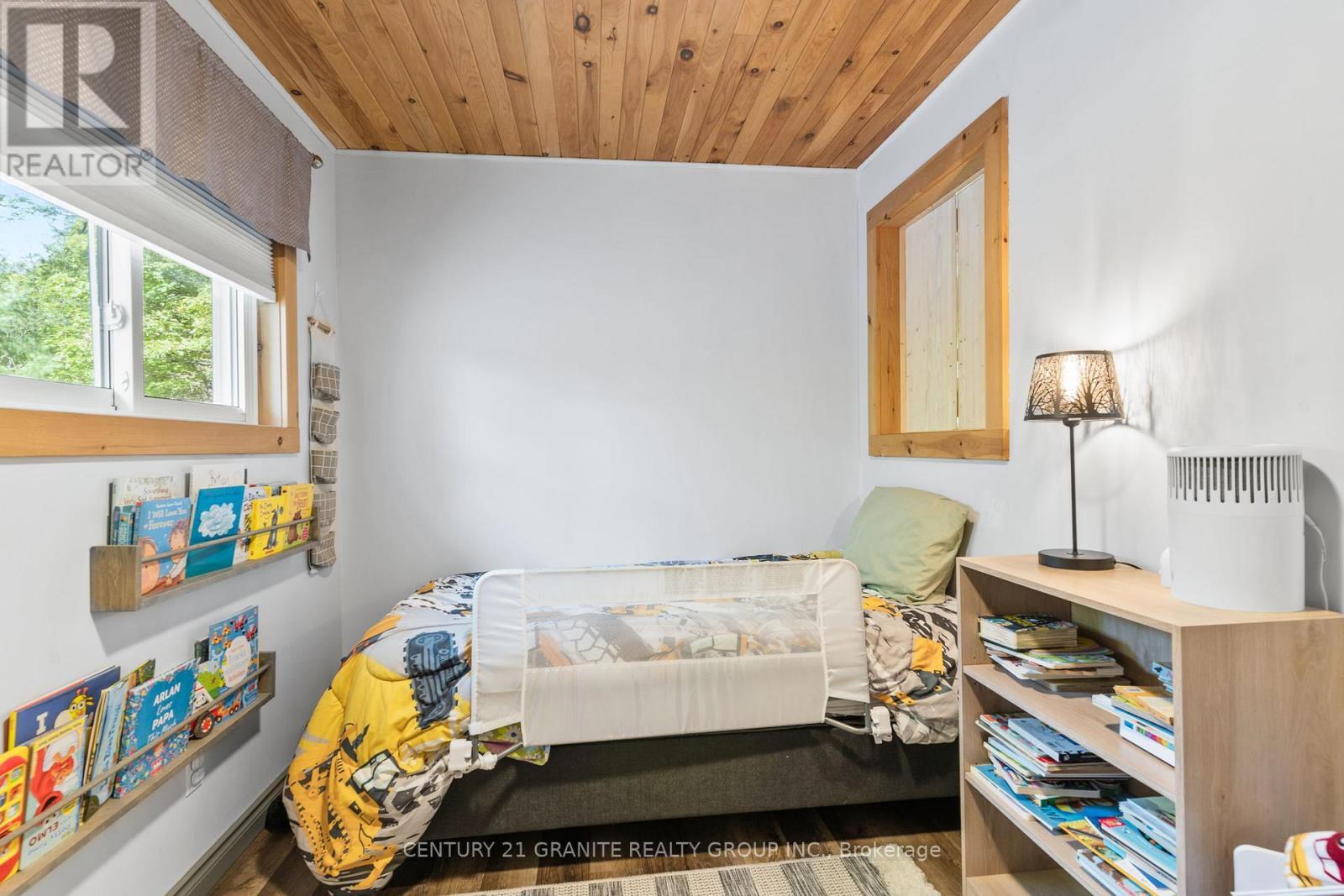 1140 Regal Trail, Highlands East (Cardiff Ward), ON - Indoor Photo Showing Bedroom