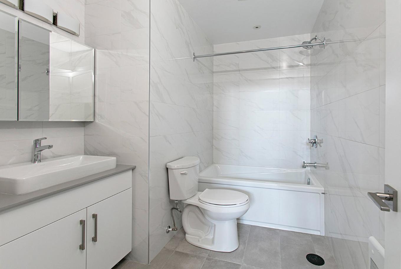 Salle de bains - B2-6878 Rue Sherbrooke O., Montréal (Côte-Des-Neiges/Notre-Dame-De-Grâce), QC - Indoor Photo Showing Bathroom