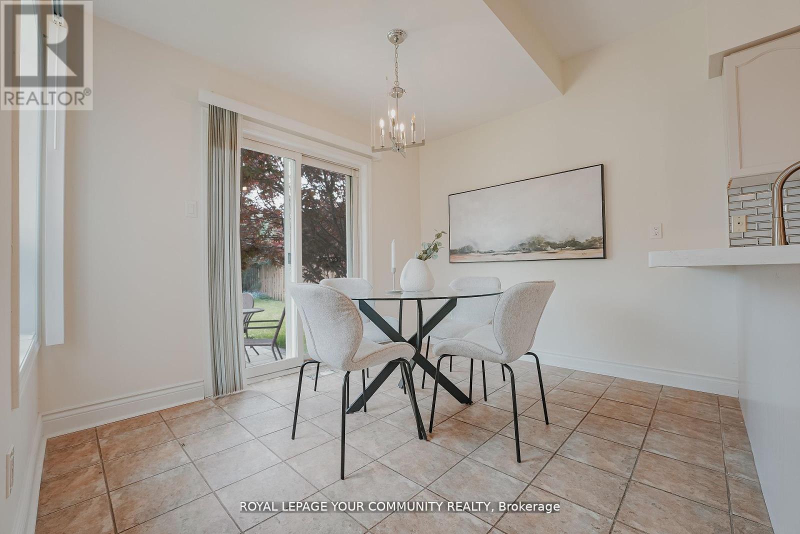 550 Greig Circle, Newmarket, ON - Indoor Photo Showing Dining Room