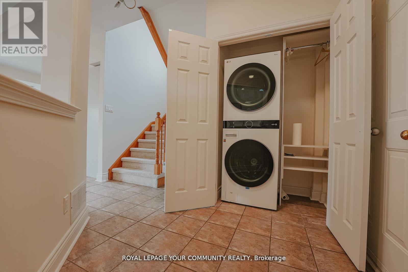 550 Greig Circle, Newmarket, ON - Indoor Photo Showing Laundry Room