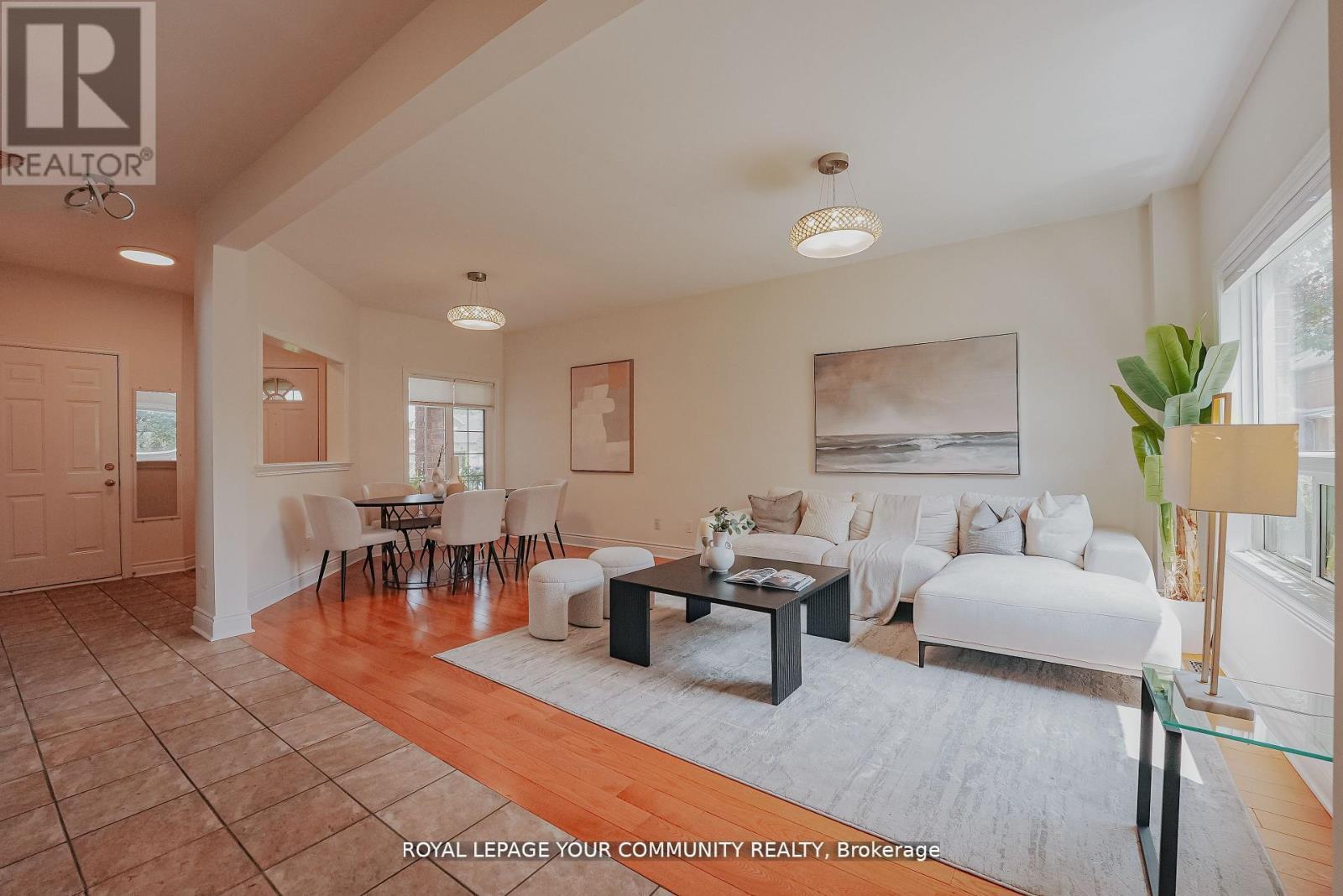 550 Greig Circle, Newmarket, ON - Indoor Photo Showing Living Room