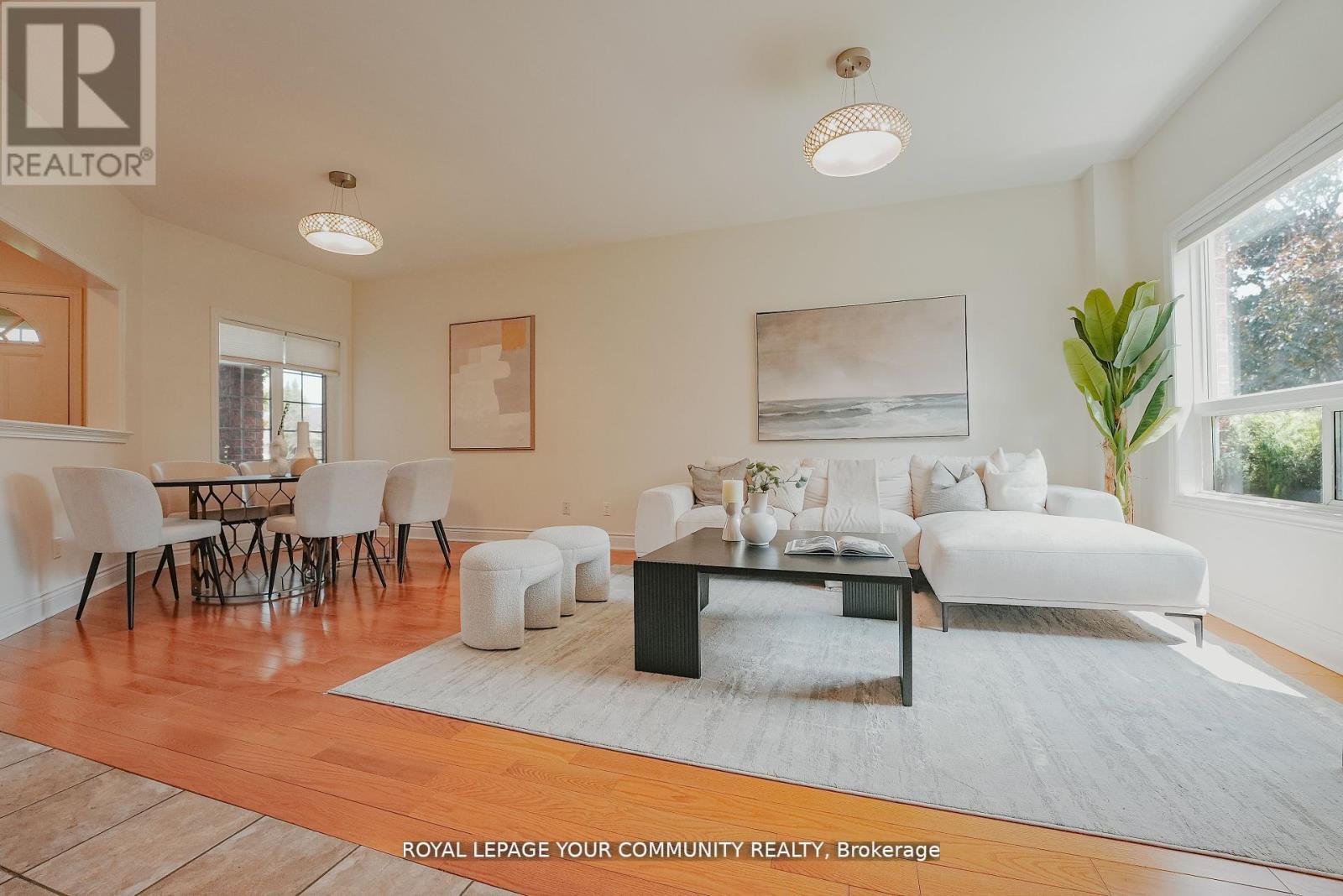 550 Greig Circle, Newmarket, ON - Indoor Photo Showing Living Room