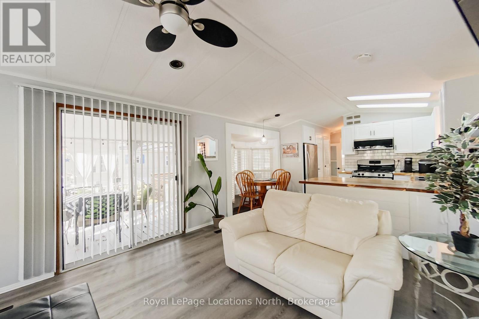 8 Prince Edward Drive, Springwater, ON - Indoor Photo Showing Living Room