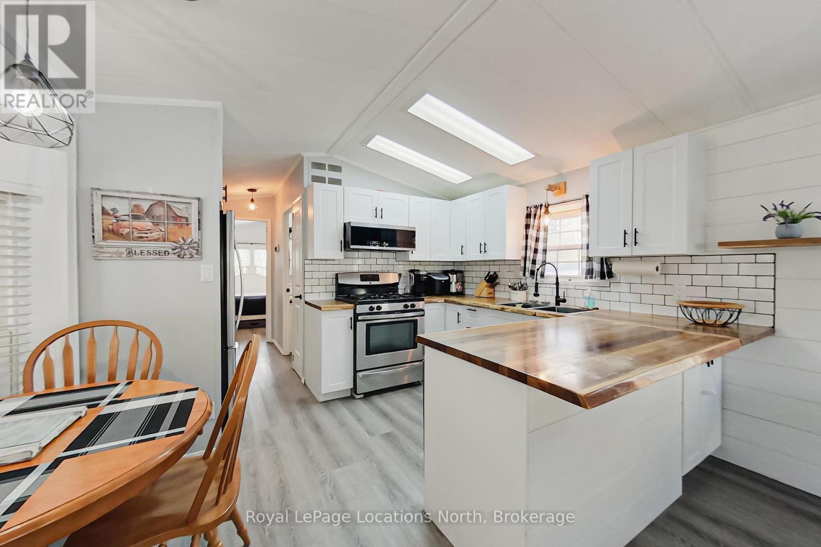 8 Prince Edward Drive, Springwater, ON - Indoor Photo Showing Kitchen