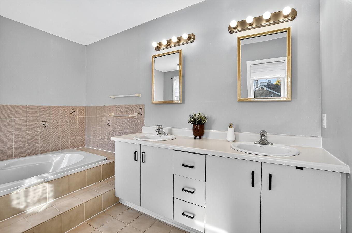 Bathroom - 19470 Boul. Elkas, Kirkland, QC - Indoor Photo Showing Bathroom