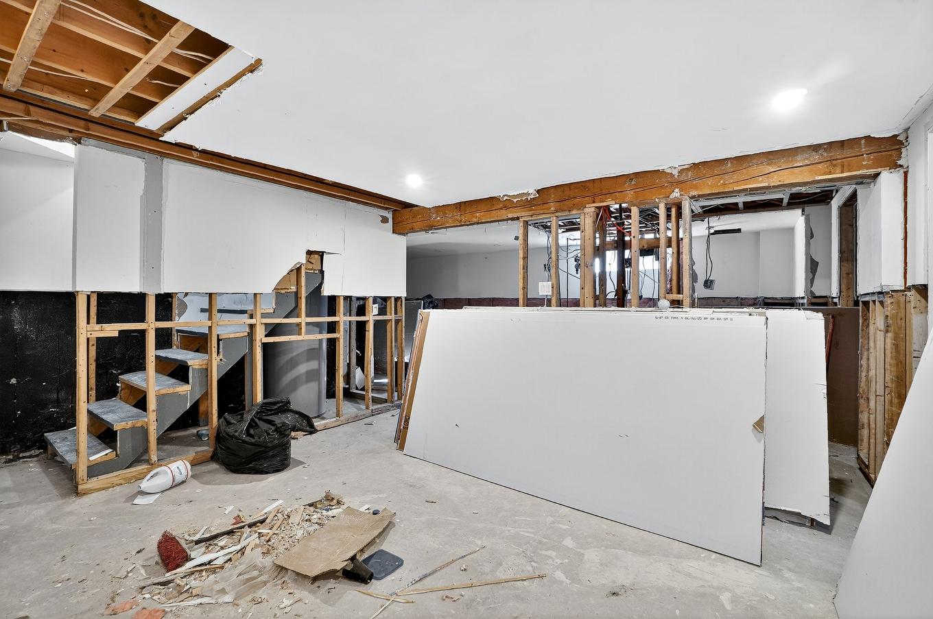 Basement - 19470 Boul. Elkas, Kirkland, QC - Indoor Photo Showing Basement