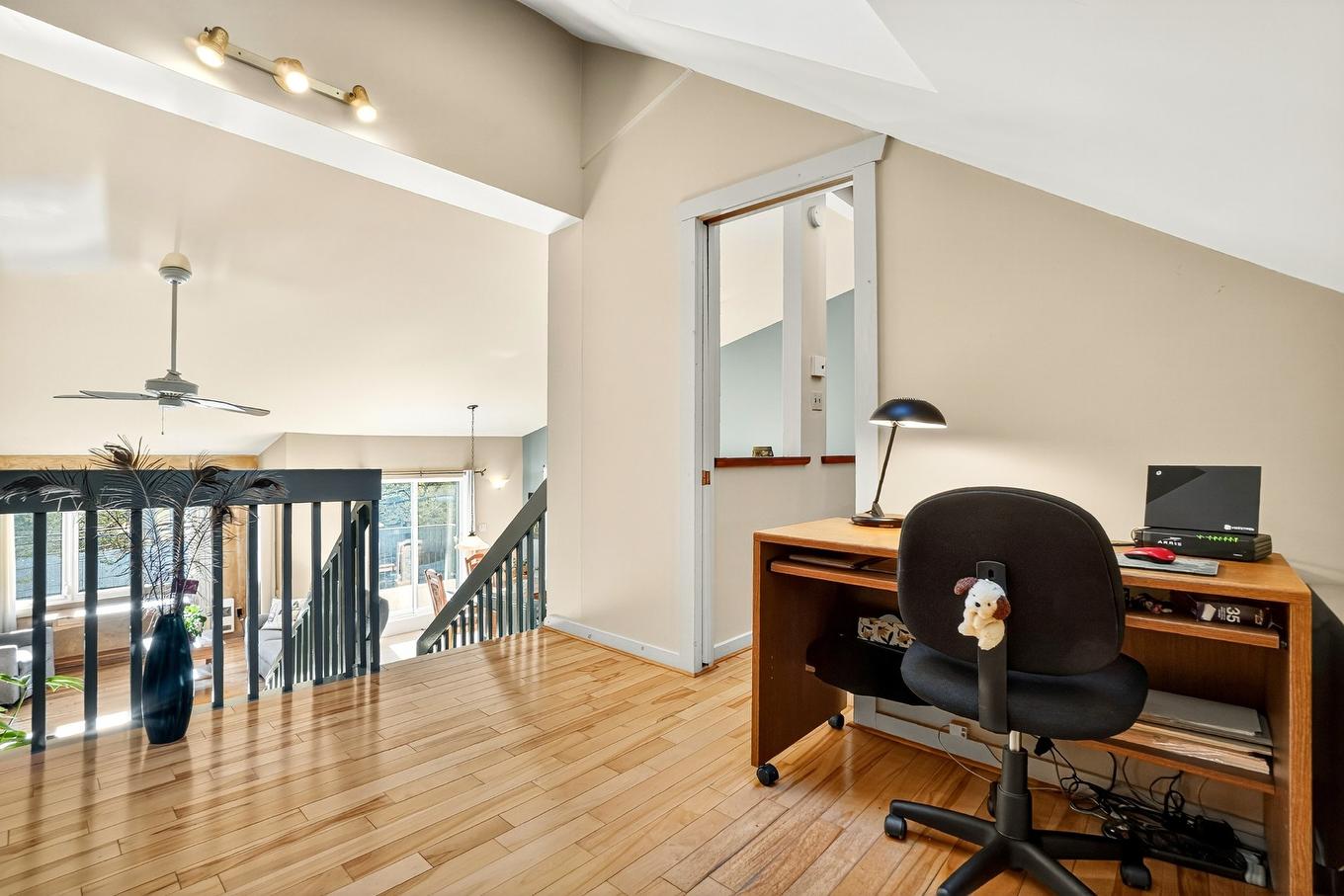 Mezzanine - 39 Rue St-Jean, Longueuil (Le Vieux-Longueuil), QC - Indoor Photo Showing Office
