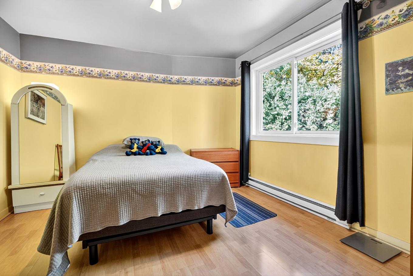 Primary bedroom - 39 Rue St-Jean, Longueuil (Le Vieux-Longueuil), QC - Indoor Photo Showing Bedroom