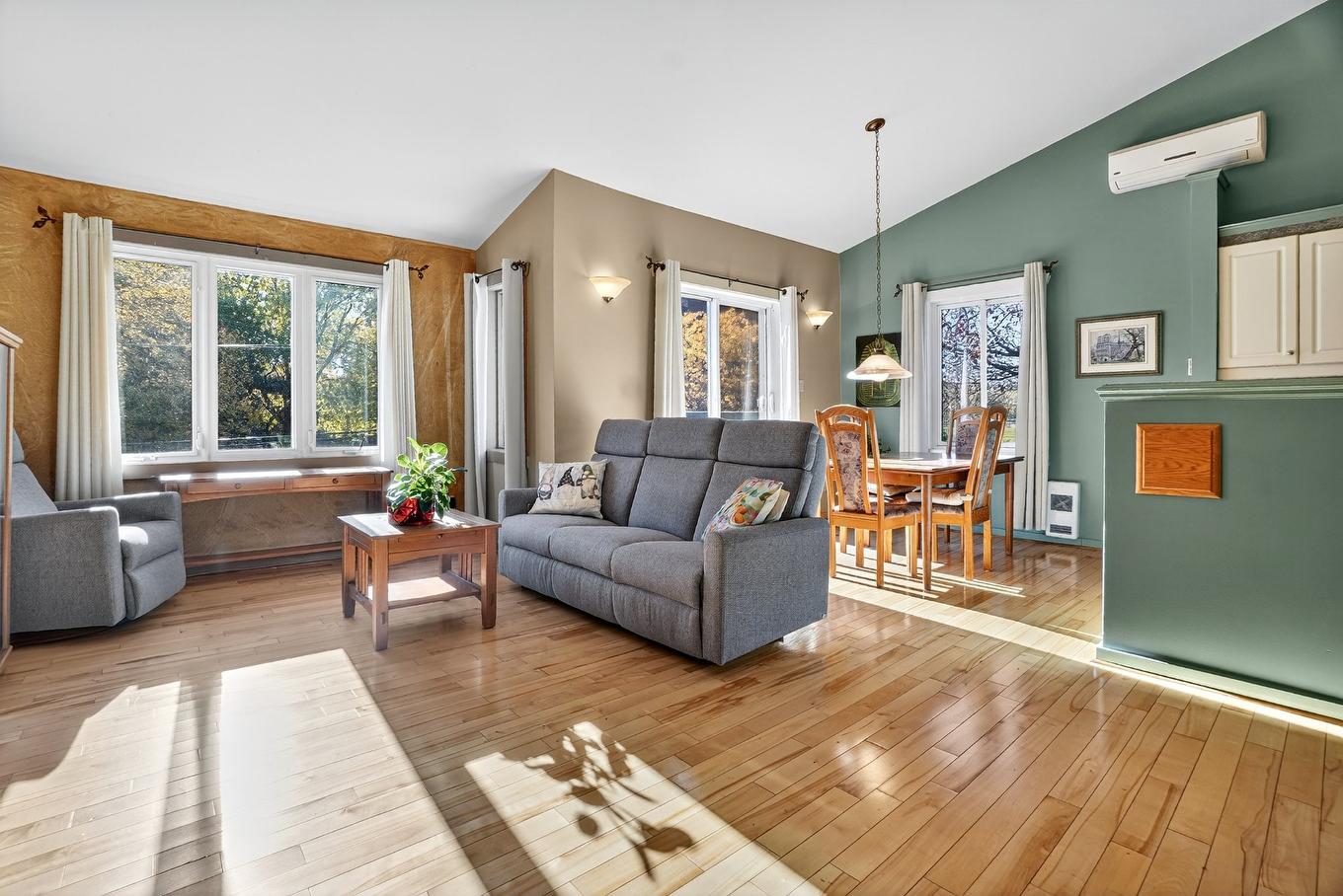 Living room - 39 Rue St-Jean, Longueuil (Le Vieux-Longueuil), QC - Indoor Photo Showing Living Room