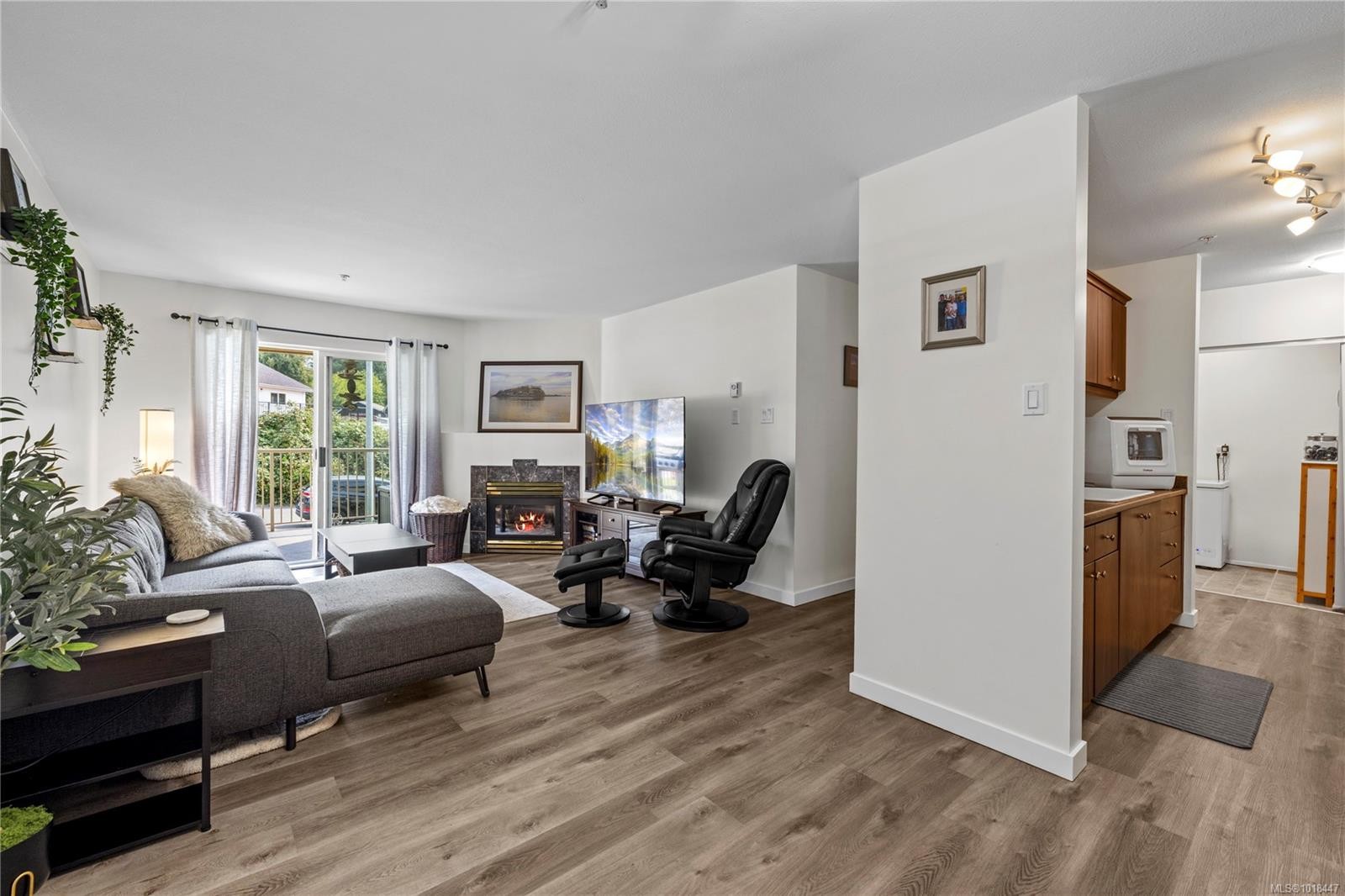 204-4971 Songbird Pl, Nanaimo, BC - Indoor Photo Showing Living Room