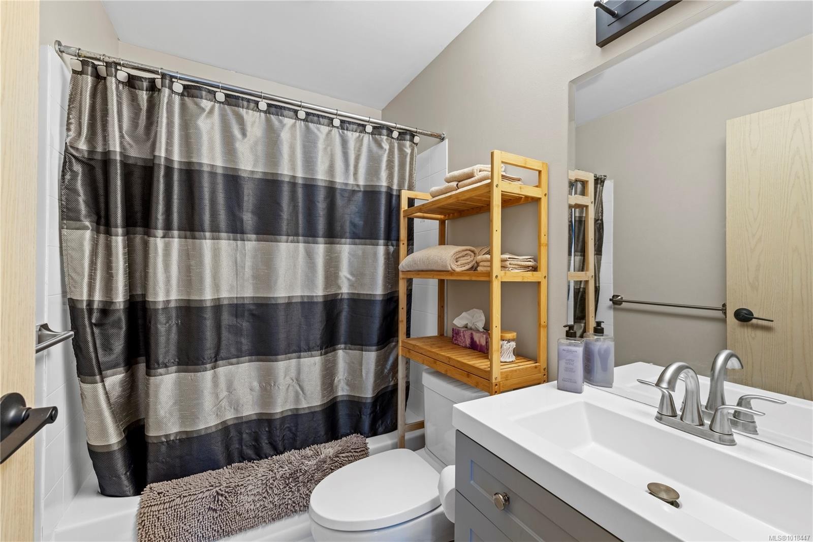 204-4971 Songbird Pl, Nanaimo, BC - Indoor Photo Showing Bathroom