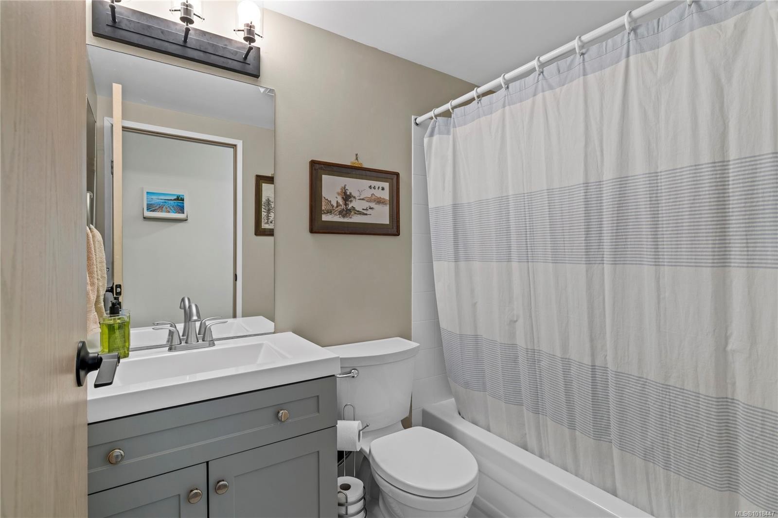204-4971 Songbird Pl, Nanaimo, BC - Indoor Photo Showing Bathroom