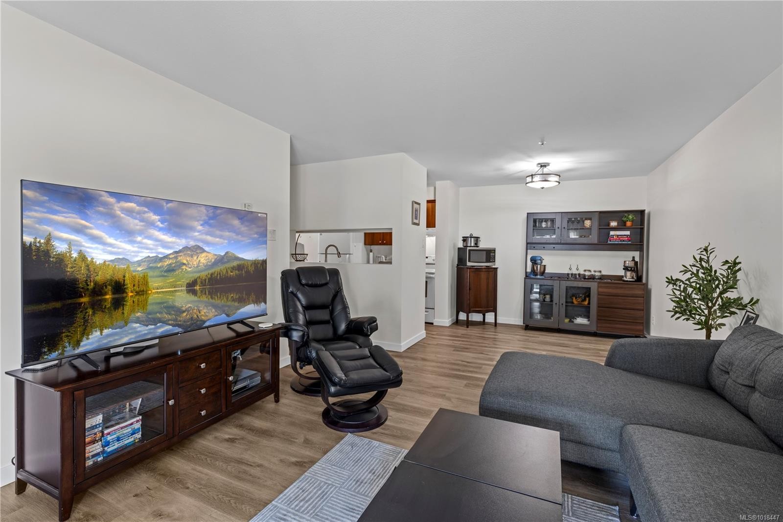 204-4971 Songbird Pl, Nanaimo, BC - Indoor Photo Showing Living Room