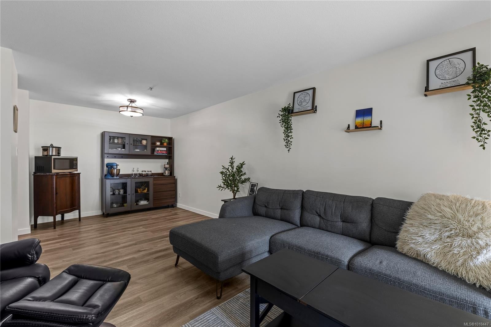 204-4971 Songbird Pl, Nanaimo, BC - Indoor Photo Showing Living Room