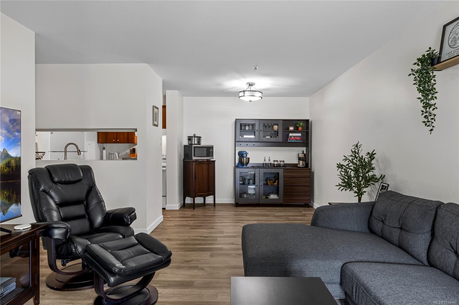 204-4971 Songbird Pl, Nanaimo, BC - Indoor Photo Showing Living Room