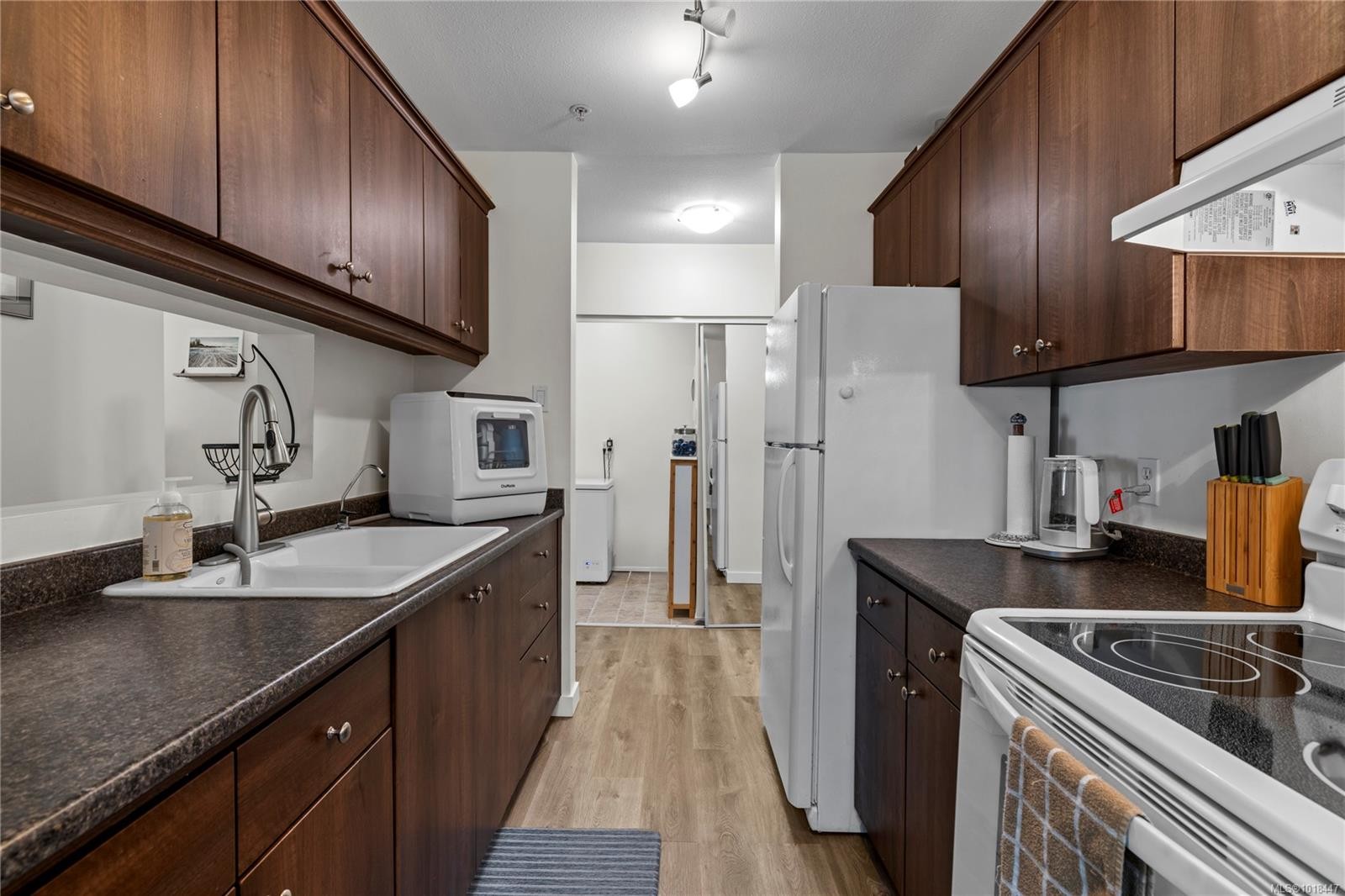 204-4971 Songbird Pl, Nanaimo, BC - Indoor Photo Showing Kitchen With Double Sink