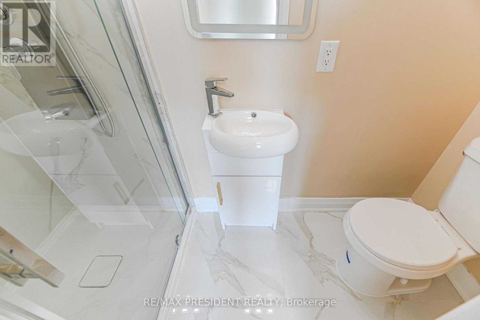 4 Lawnview Court, Brampton, ON - Indoor Photo Showing Bathroom