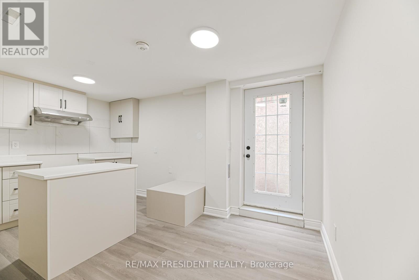 4 Lawnview Court, Brampton, ON - Indoor