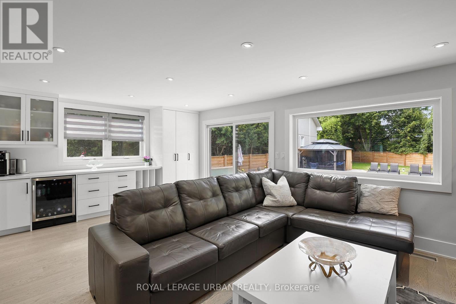 182 Parkview Hill Crescent, Toronto, ON - Indoor Photo Showing Living Room