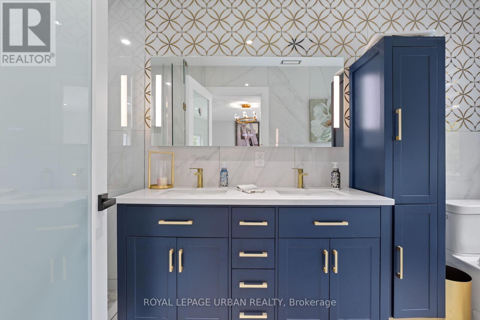 182 Parkview Hill Crescent, Toronto, ON - Indoor Photo Showing Bathroom