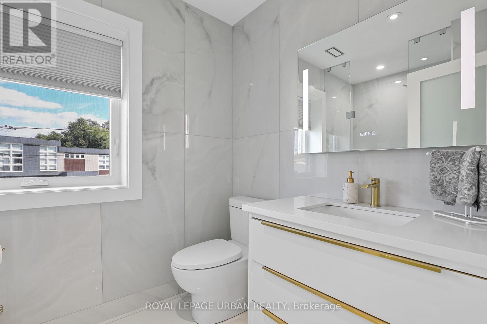 182 Parkview Hill Crescent, Toronto, ON - Indoor Photo Showing Bathroom