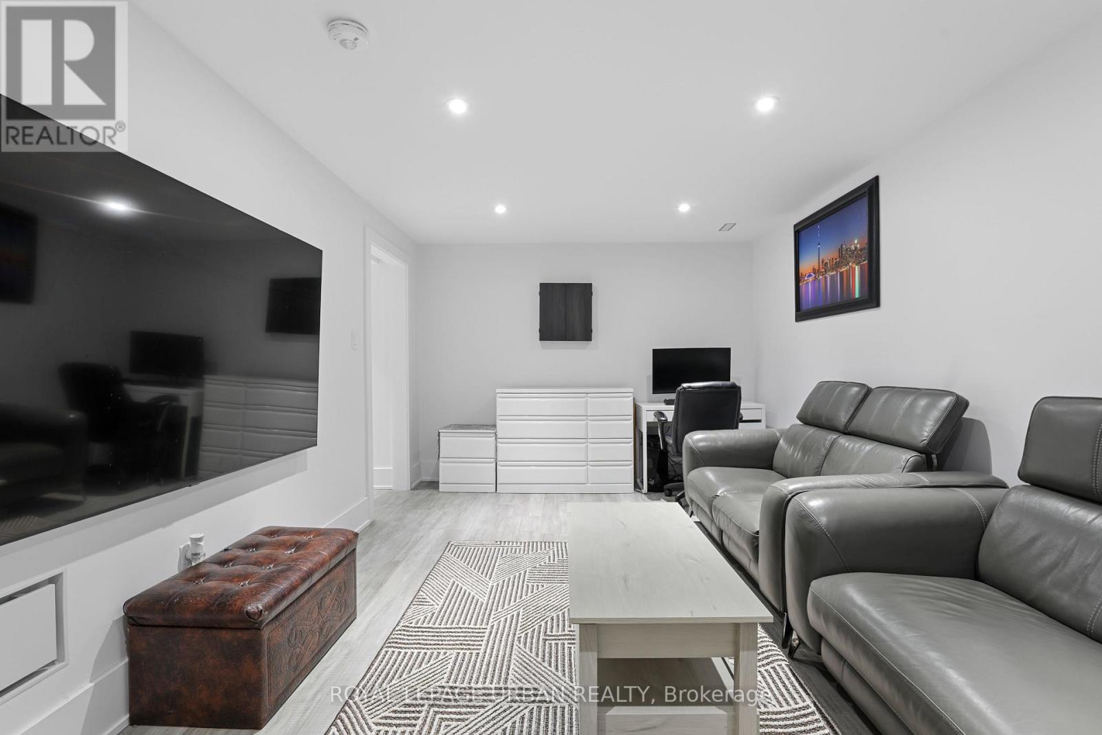 182 Parkview Hill Crescent, Toronto, ON - Indoor Photo Showing Living Room