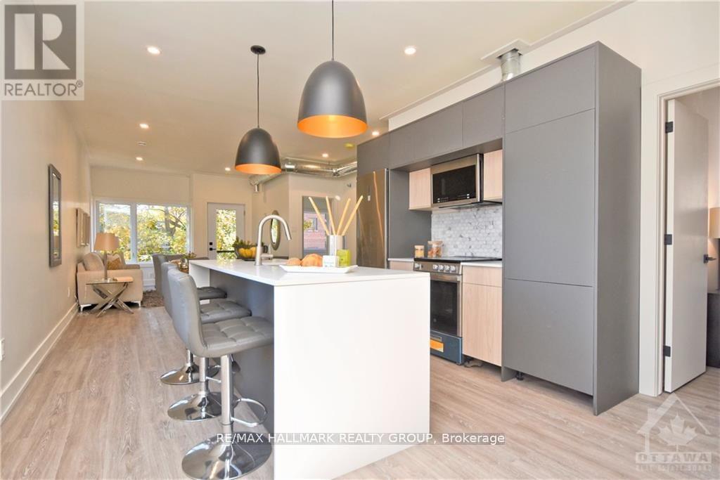 2 - 368 Chapel Street, Ottawa, ON - Indoor Photo Showing Kitchen With Upgraded Kitchen