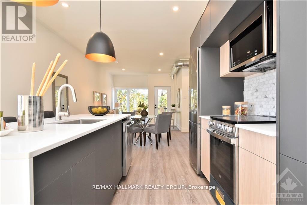 2 - 368 Chapel Street, Ottawa, ON - Indoor Photo Showing Kitchen With Upgraded Kitchen
