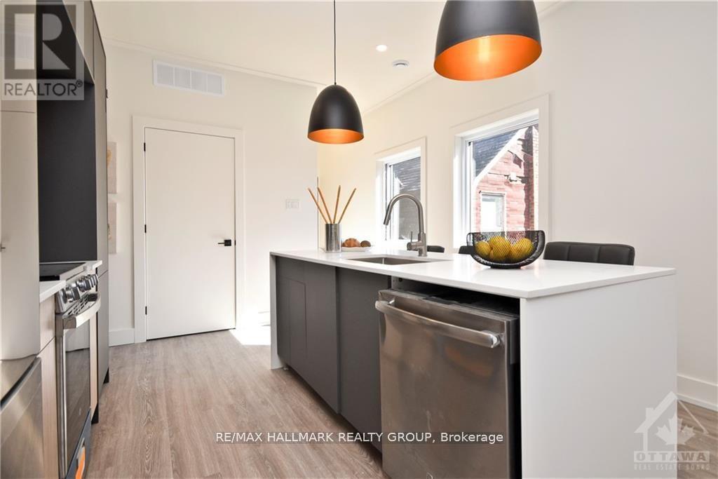 2 - 368 Chapel Street, Ottawa, ON - Indoor Photo Showing Kitchen