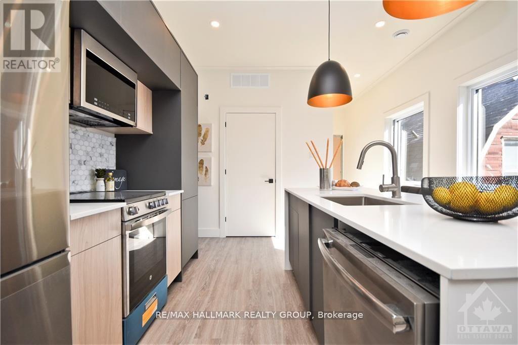 2 - 368 Chapel Street, Ottawa, ON - Indoor Photo Showing Kitchen With Upgraded Kitchen