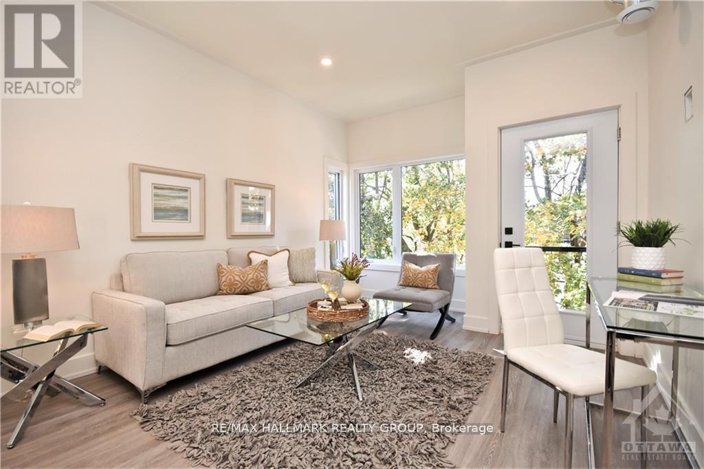 2 - 368 Chapel Street, Ottawa, ON - Indoor Photo Showing Living Room