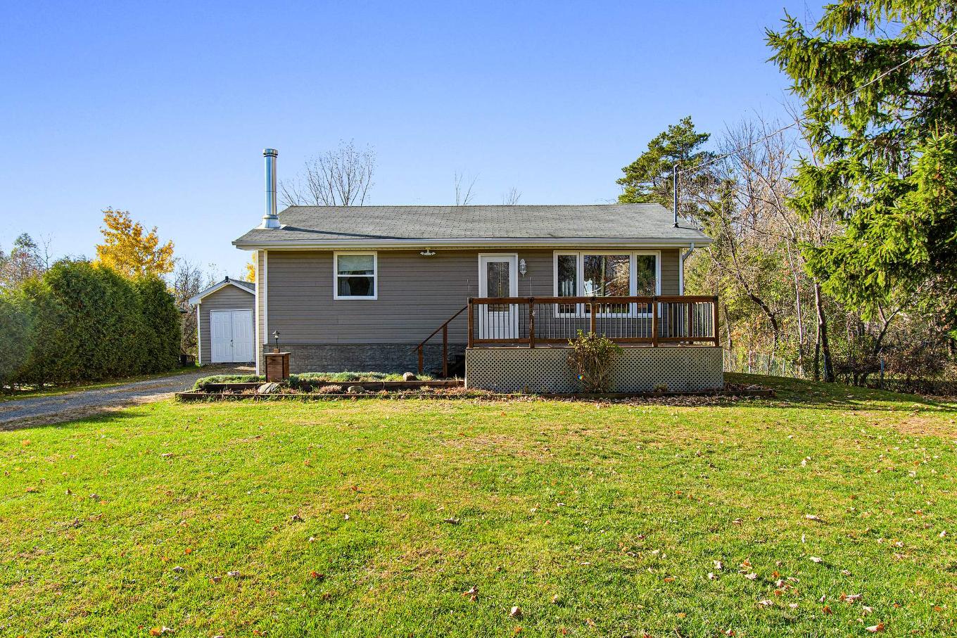 Frontage - 4 Rue Louis-Seize, Brownsburg-Chatham, QC - Outdoor With Deck Patio Veranda