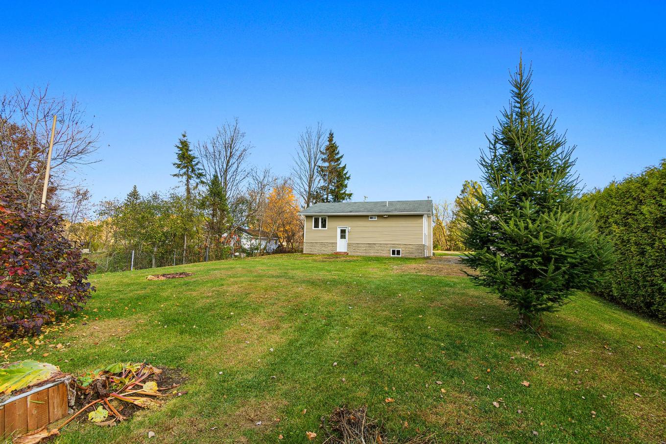 Backyard - 4 Rue Louis-Seize, Brownsburg-Chatham, QC - Outdoor